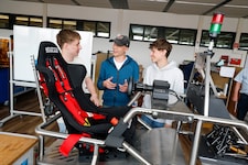 An ihren Projekten – etwa einem Rennsimulator – arbeiten die Schüler selbstständig.