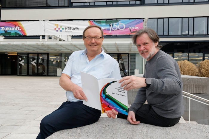 Direktor Franz Landertshamer (li.) ging hier schon selbst in die Schule. Im Bild mit ...