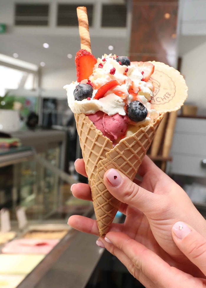 Eine neue Spezialität beim „Eismacher“ ist der „Eisbecher to go“ im Riesenstanitzel. Ihn gibt es ...