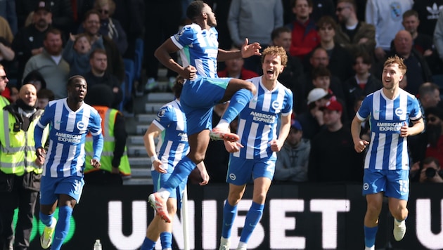 Bei Brighton bejubelt man den knappen Sieg gegen Liverpool ...