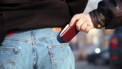 Der Verdächtige soll Bankomatkarten aus Geldtaschen gestohlen haben (Symbolbild).