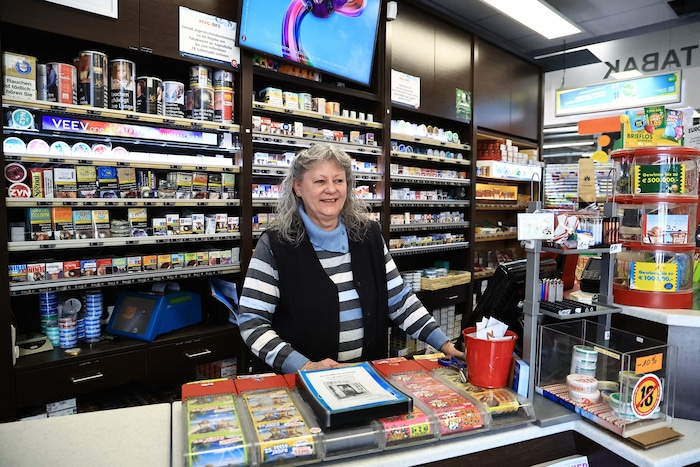 Gabriele Huber-Hruschka an ihrem letzten Arbeitstag. 30 Jahre stand sie in der Trafik.