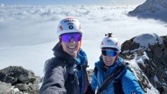 Geschafft: Lukas Waldner und Philipp Brugger (rechts) erreichten um 15.29 Uhr den Westgipfel des ...