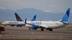 Wegen der Blockade der wichtigen Schifffahrtsroute ziehen erste Fluggesellschaften ...