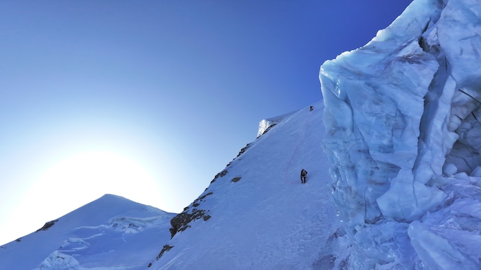 Die Tiroler Seilschaft im Bereich des Ausstiegs des Bumillerpfeilers, der zum Hauptgipfel führt.