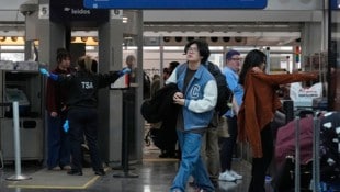Derzeit müssen Fluggäste lange darauf warten, durch die Sicherheitskontrolle auf US-Airports zu ...