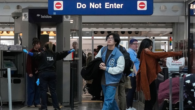 Derzeit müssen Fluggäste lange darauf warten, durch die Sicherheitskontrolle auf US-Airports zu ...