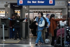 Derzeit müssen Fluggäste lange darauf warten, durch die Sicherheitskontrolle auf US-Airports zu ...