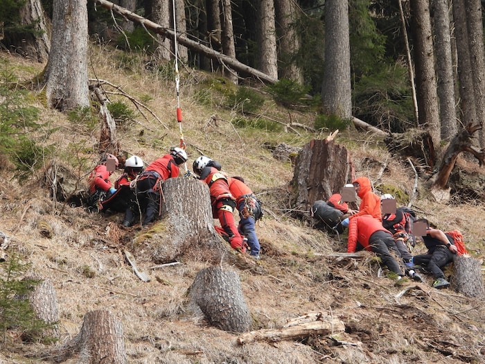 Mittels Tau wurde der Verunglückte geborgen.