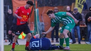 Neumarkt (li. Erhard) und Henndorf (Goalie Sallaberger, Gruber) trennten sich 1:1