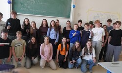 Die Schüler des BORG Wolfsberg mit ihren Tastenhandys.