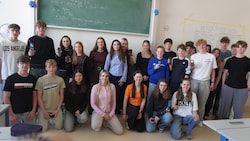 Die Schüler des BORG Wolfsberg mit ihren Tastenhandys.