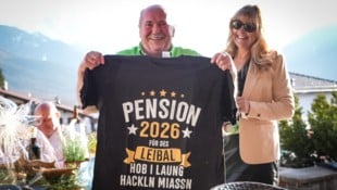 Manfred Leber samt Ehefrau mit Geschenken, die er bei der Abschiedsfeier in Ehrwald erhielt. Es ...