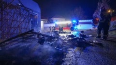 Der Hubwagen brannte fast völlig nieder.