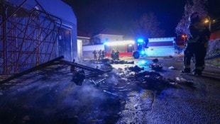 Der Hubwagen brannte fast völlig nieder.