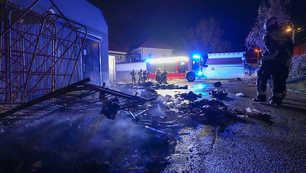Der Hubwagen brannte fast völlig nieder.