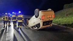 Das Auto überschlug sich und kam auf dem Dach liegend zum Stillstand
