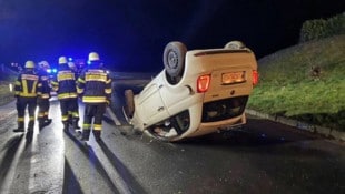 Das Auto überschlug sich und kam auf dem Dach liegend zum Stillstand