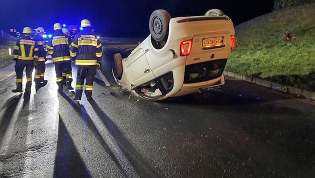 Das Auto überschlug sich und kam auf dem Dach liegend zum Stillstand