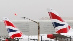 Als die Maschine in London mit einer Leiche an Bord endlich landete, hörte der Albtraum für die ...