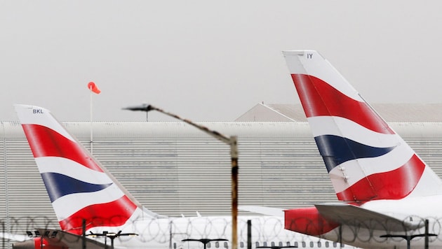 Als die Maschine in London mit einer Leiche an Bord endlich landete, hörte der Albtraum für die ...