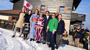 Monika, Marie und Wolfgang Gröller (v. re.) mit den Akteuren des Ryokan- Events auf der ...