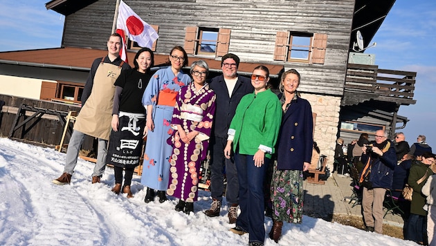 Monika, Marie und Wolfgang Gröller (v. re.) mit den Akteuren des Ryokan- Events auf der ...