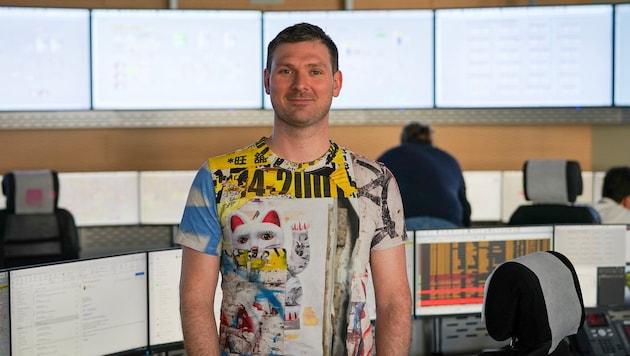 Patrick Enzmann, Schichtleiter bei der Fernwärme an seinem Arbeitsplatz.