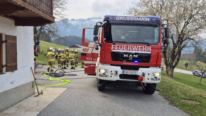 Die Feuerwehr Großgmain am Einsatzort: Die Floriani führten noch Nachlöscharbeiten durch und ...