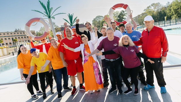 Bürgermeisterin Carmen Jeitler-Cincelli, Strandbad-Betriebsleiter Harald Gölles und das gesamte ...