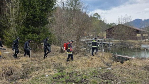 Einsatzkräfte durchsuchten Wälder und auch Teiche nach der Vermissten.