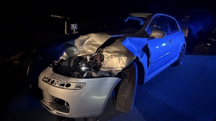 Das Fahrzeug wurde bei dem Unfall stark beschädigt.