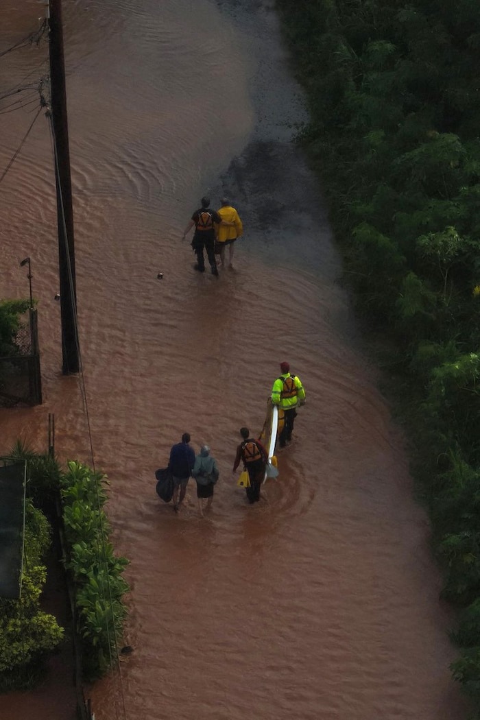 Die Behörden ordneten an, dass rund 4.000 Menschen nahe des alten Staudamms auf Oahu sofort ...