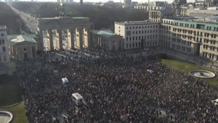 Zahlreiche Demonstranten versammelten sich am Sonntagnachmittag vor dem Brandenburger Tor, um ...