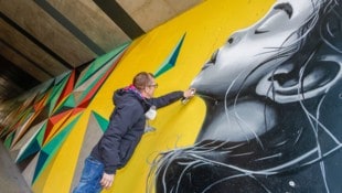 Im Nelböck-Viadukt unter der Bahn entstand eine bunte Kunstfläche.