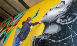 Im Nelböck-Viadukt unter der Bahn entstand eine bunte Kunstfläche.