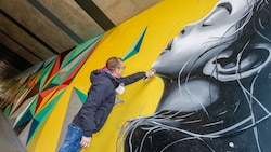 Im Nelböck-Viadukt unter der Bahn entstand eine bunte Kunstfläche.