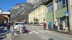 Wegen der Verkehrslawine im Ort oft nur erschwert passierbar: Der Schutzweg in Tenneck.