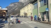 Wegen der Verkehrslawine im Ort oft nur erschwert passierbar: Der Schutzweg in Tenneck.