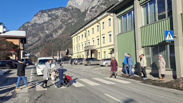 Wegen der Verkehrslawine im Ort oft nur erschwert passierbar: Der Schutzweg in Tenneck.
