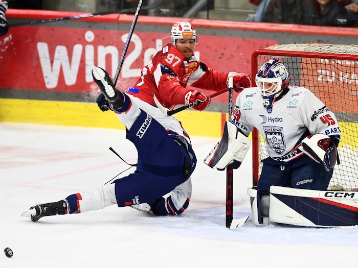 Fabian Hochegger (Mitte) und der KAC müssen Fehervar am Montag daheim wieder umwerfen.