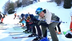 Fritz Strobl zeigte den Besuchern, wie die perfekte Abfahrtshocke geht. 
