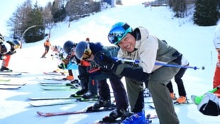 Fritz Strobl zeigte den Besuchern, wie die perfekte Abfahrtshocke geht. 