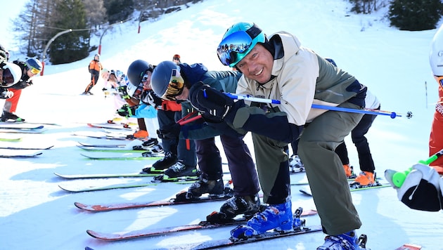 Fritz Strobl zeigte den Besuchern, wie die perfekte Abfahrtshocke geht.