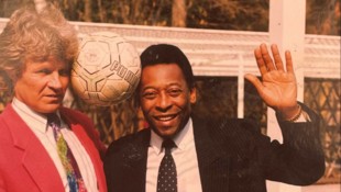 „Loise“ Jagodic beim Wiedersehen mit Pelé 1993 in Velden.