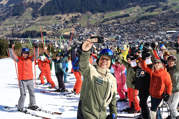 Selfie mit viel guter Laune. Fritz Strobl begeisterte die Teilnehmer der exklusiven Tour über ...
