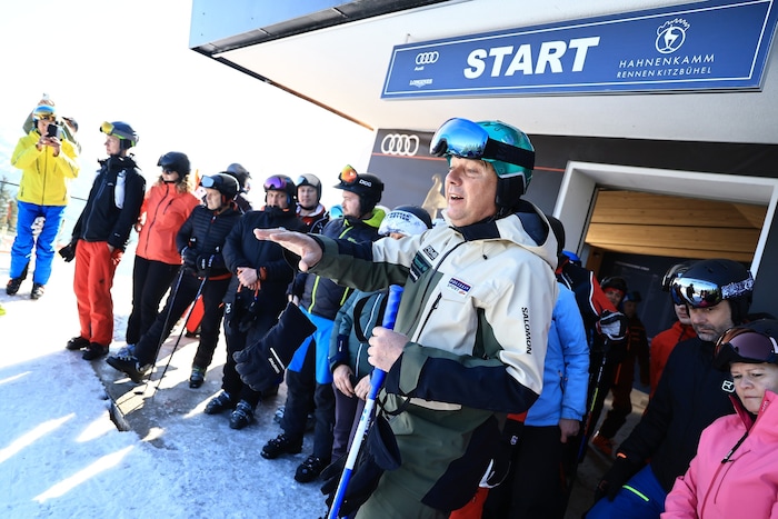 Strobl erklärt die Streckenführung Richtung Mausefalle. Beim Blick hinunter kommt vielen das ...