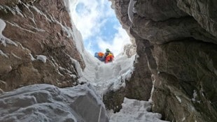 Der Tourengeher wurde aus der Doline geborgen.