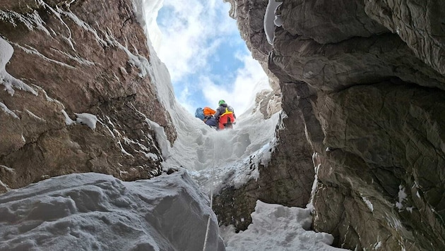 Der Tourengeher wurde aus der Doline geborgen.