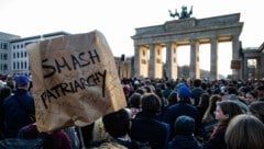 Zahlreiche Demonstranten versammelten sich am Sonntagnachmittag vor dem Brandenburger Tor, um ...
